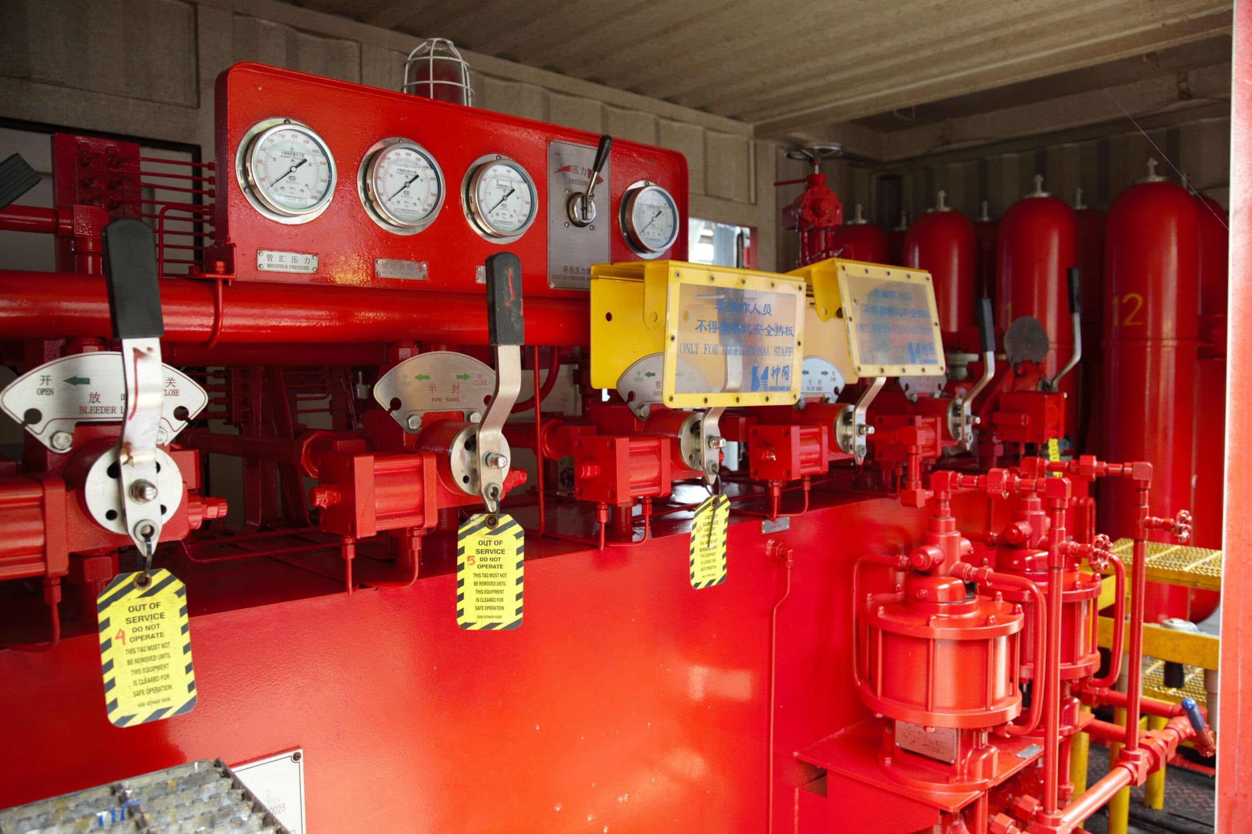 Accumulator gauges