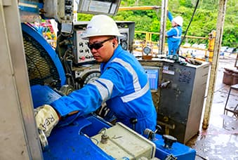 ThermaPrime crew operating rig machinery